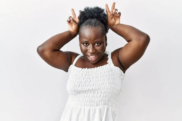 Ung Afrikansk Kvinna Står Över Vit Isolerad Bakgrund Poserar Rolig — Stockfoto