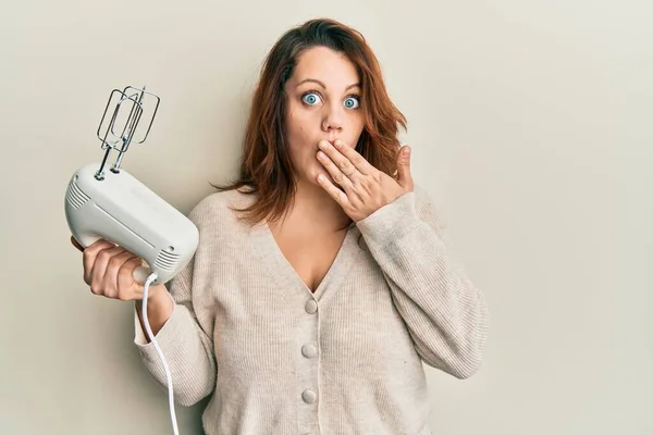 Mulher Caucasiana Jovem Segurando Máquina Misturadora Processador Alimentos Cobrindo Boca — Fotografia de Stock