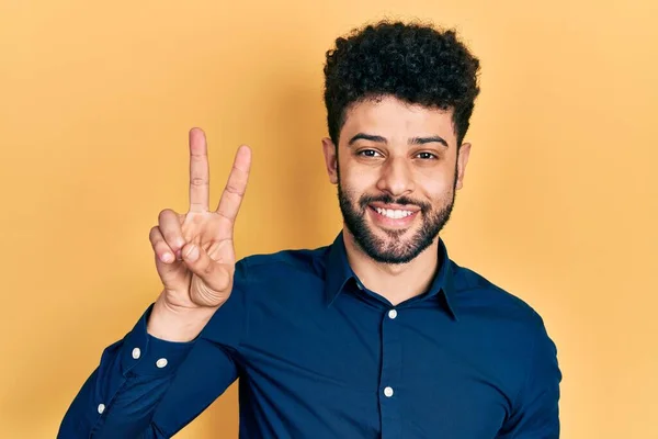 Hombre Árabe Joven Con Barba Llevando Camisa Casual Mostrando Señalando — Foto de Stock