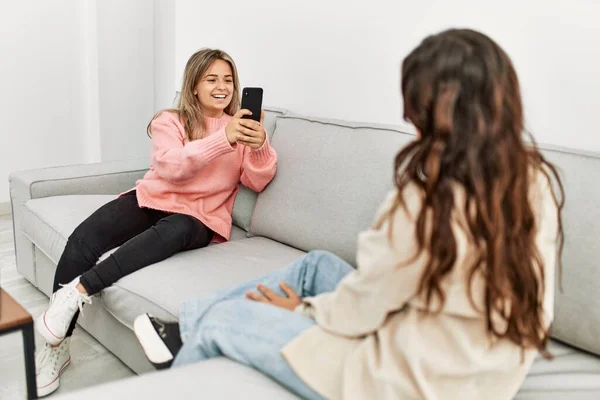 Genç Bir Kadın Evinde Akıllı Telefon Kullanarak Kız Arkadaşının Resmini — Stok fotoğraf