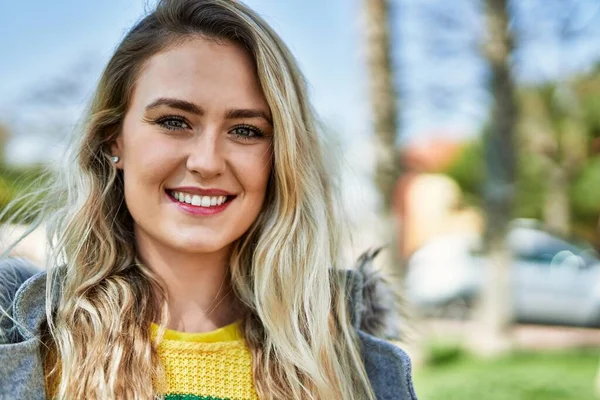 Mujer Rubia Joven Sonriendo Parque —  Fotos de Stock