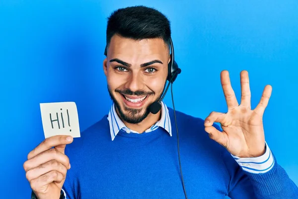 Jonge Latijns Amerikaanse Man Met Baard Dragen Operator Headset Tonen — Stockfoto