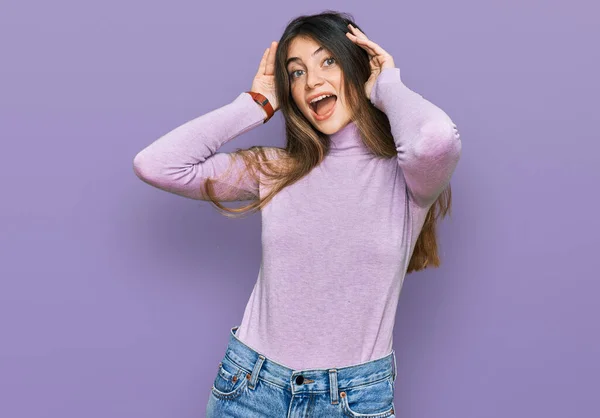 터틀넥 스웨터를 아리따운 소녀는 손으로 얼굴을 내보이며 야유를 하면서 명랑하게 — 스톡 사진