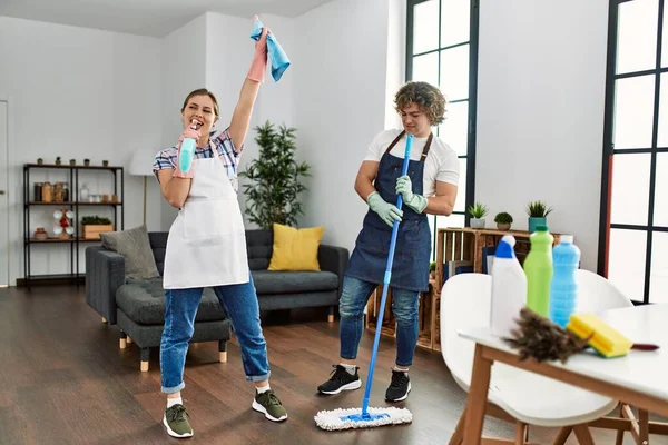 Een Blank Echtpaar Dat Schoonmaakt Staande Met Glimlach Het Gezicht — Stockfoto