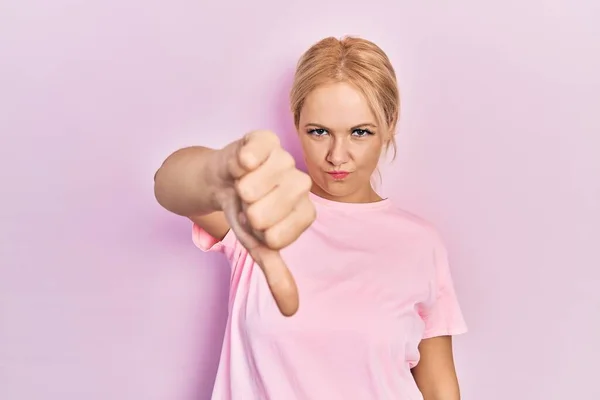Mladá Blondýnka Neformální Růžové Tričku Vypadala Nešťastně Rozzlobeně Ukazovala Odmítavé — Stock fotografie