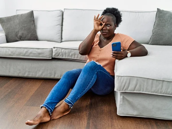 Ung Afrikansk Kvinna Med Smartphone Sitter Golvet Hemma Gör Gest — Stockfoto