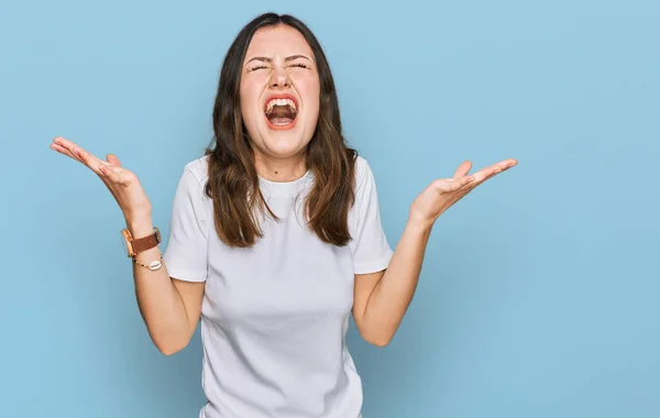 Jeune Belle Femme Portant Shirt Blanc Décontracté Célébrant Fou Fou — Photo