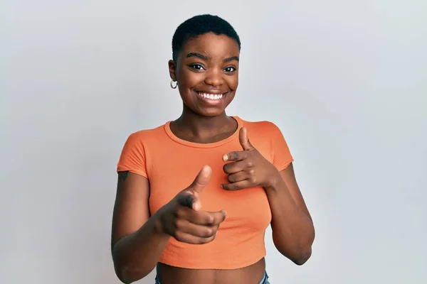 Νεαρή Αφροαμερικάνα Που Φοράει Πορτοκαλί Μπλουζάκι Δείχνοντας Την Κάμερα Χαρούμενο — Φωτογραφία Αρχείου