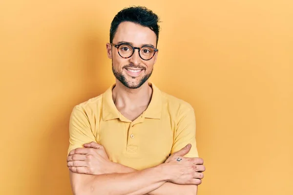 Jeune Homme Hispanique Portant Des Vêtements Décontractés Des Lunettes Visage — Photo