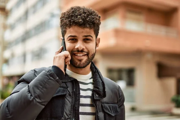 Νεαρός Άραβας Μιλάει Στο Τηλέφωνο Έξω Από Την Πόλη — Φωτογραφία Αρχείου