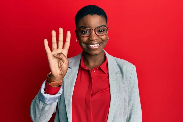 Fiatal Afro Amerikai Üzleti Kabátban Szemüvegben Negyedik Ujjal Mutogatva Miközben — Stock Fotó