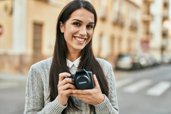Ung Latinamerikansk Kvinna Ler Glad Med Kameran Stan — Stockfoto