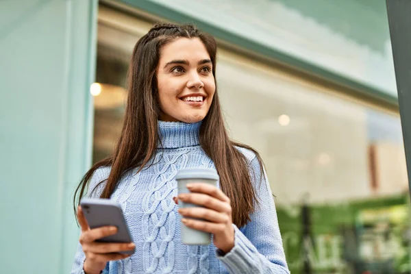 Giovane Ragazza Ispanica Utilizzando Smartphone Bere Caffè Città — Foto Stock