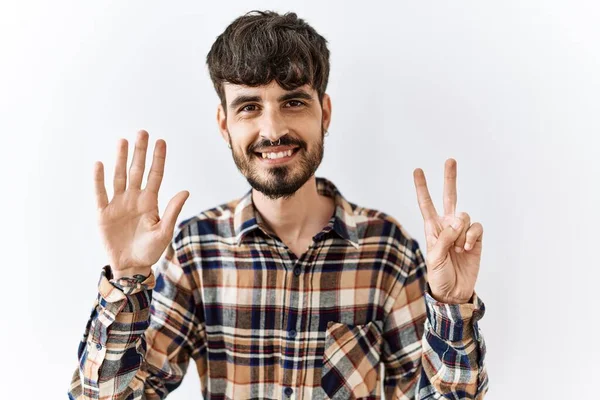 Homem Hispânico Com Barba Sobre Fundo Isolado Mostrando Apontando Para — Fotografia de Stock