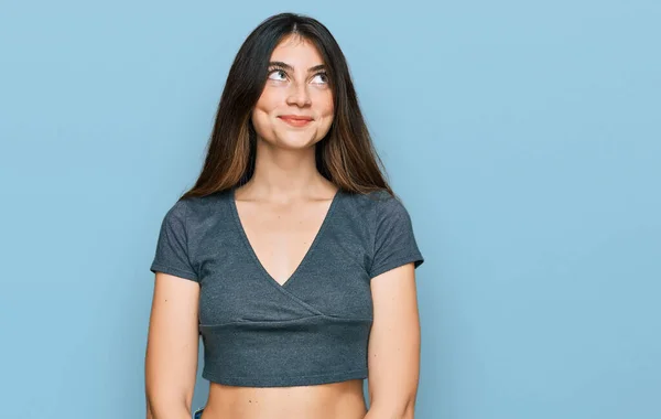 Junge Schöne Teenie Mädchen Tragen Lässige Crop Top Shirt Lächelnd — Stockfoto