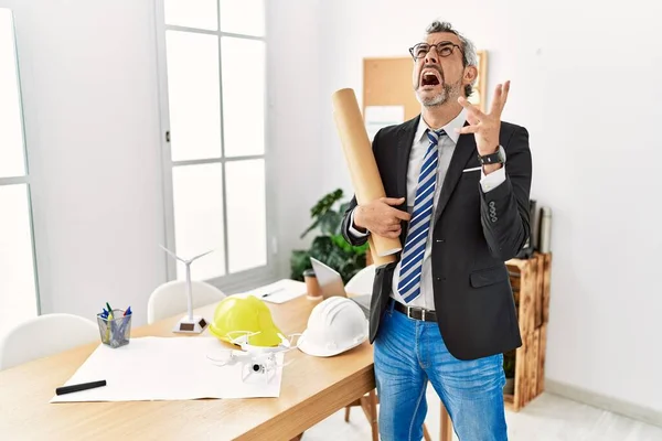 Medeltiden Hispanic Affärsman Håller Papper Ritningar Galen Och Galen Skrika — Stockfoto