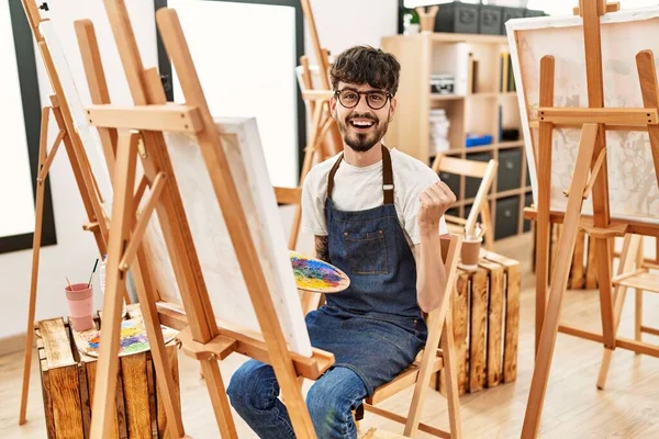 Sanat Stüdyosunda Sakallı Spanyol Bir Adam Gururla Bağırıyor Zaferi Kutluyor — Stok fotoğraf