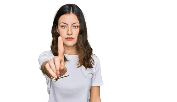 Jovem Mulher Bonita Vestindo Casual Shirt Branca Apontando Com Dedo — Fotografia de Stock