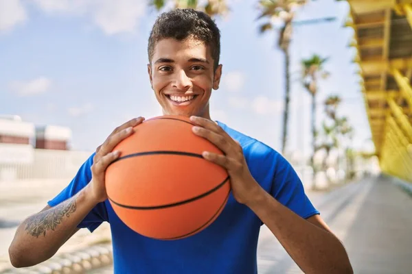 Pemuda Hispanik Pelatihan Dengan Bola Basket Luar Ruangan — Stok Foto