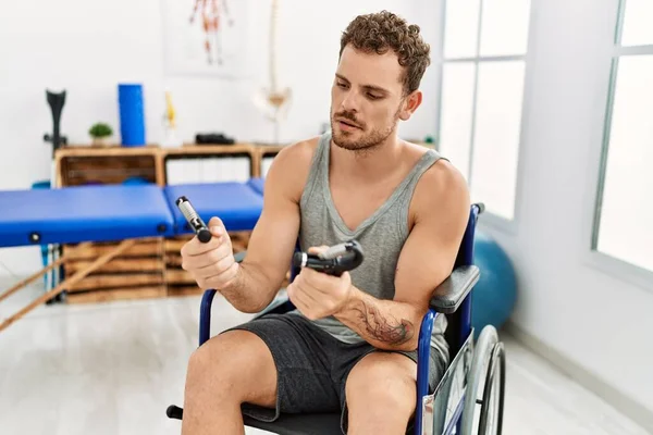 Klinikte Tekerlekli Sandalyede Oturan Latin Asıllı Genç Adam Ellerini Kullanarak — Stok fotoğraf
