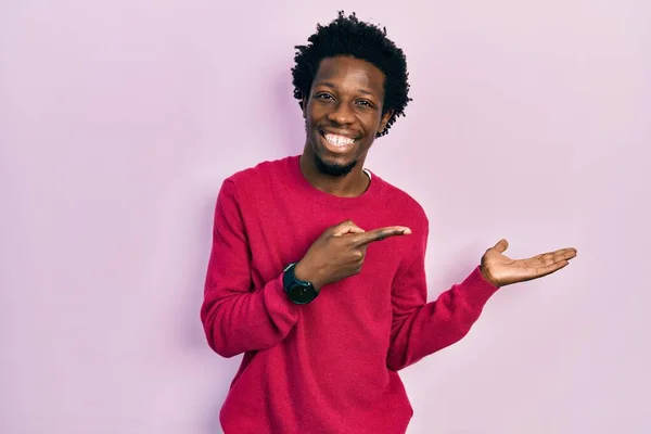 Joven Hombre Afroamericano Vistiendo Ropa Casual Sorprendido Sonriendo Cámara Mientras — Foto de Stock