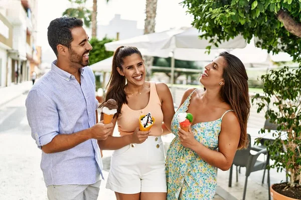Tres Amigos Hispanos Sonriendo Felices Comiendo Helado Ciudad — Foto de Stock