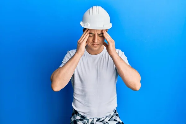 건설업자 복장을 모자를 머리를 머리에 스트레스때문에 통증을 호소하는 잘생긴 편두통으로 — 스톡 사진