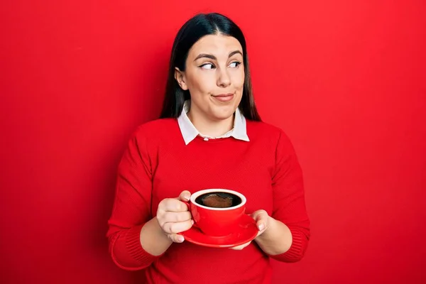 Jonge Spaanse Vrouw Die Een Kop Koffie Drinkt Glimlachend Naar — Stockfoto