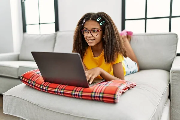 Afro Amerikalı Kız Evde Dizüstü Bilgisayar Kullanarak Gülümsüyor — Stok fotoğraf