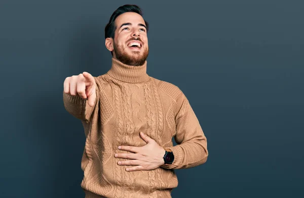 Junger Hispanischer Mann Lässiger Kleidung Lacht Dich Aus Zeigt Mit — Stockfoto