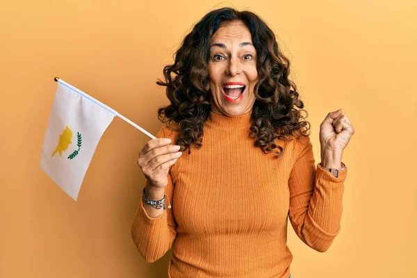 Medelåldern Hispanic Kvinna Håller Cyprus Flagga Skriker Stolt Firar Seger — Stockfoto