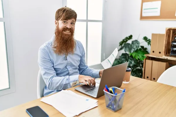 Jovem Irlandês Empresário Sorrindo Feliz Trabalhando Escritório — Fotografia de Stock