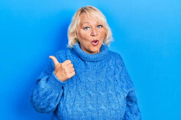 Blonde Frau Mittleren Alters Lässiger Kleidung Überrascht Mit Erhobenem Zeigefinger — Stockfoto