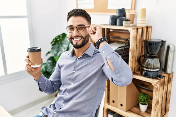 若いアラブ人男はオフィスで働く自信を持って飲むコーヒーを笑って — ストック写真