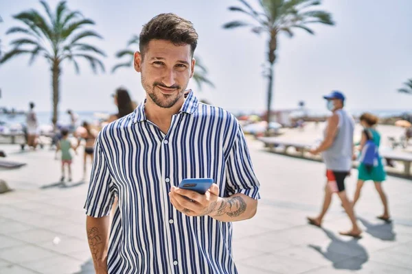 Ung Stilig Man Som Använder Smartphone Vid Havet — Stockfoto