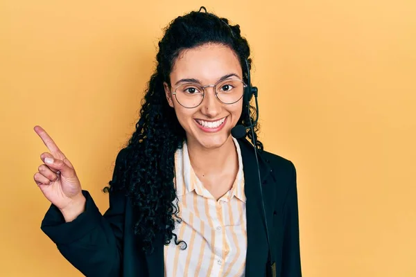 Ung Latinamerikansk Kvinna Med Lockigt Hår Bär Call Center Agent — Stockfoto