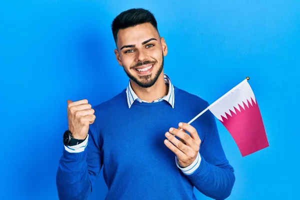 Jovem Hispânico Com Barba Segurando Bandeira Qatar Apontando Polegar Para — Fotografia de Stock