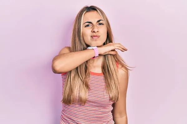 Hermosa Mujer Hispana Vistiendo Una Camiseta Casual Verano Cortando Garganta — Foto de Stock