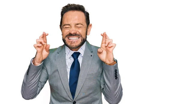 Mann Mittleren Alters Businesskleidung Gestikuliert Mit Erhobenem Zeigefinger Lächelnd Und — Stockfoto
