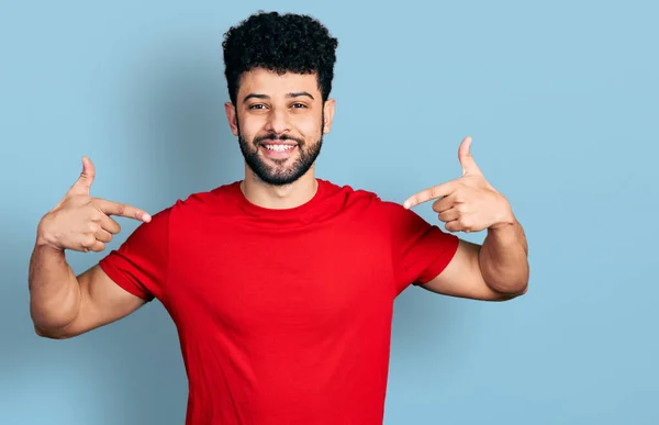 Jonge Arabische Man Met Baard Die Casual Rood Shirt Draagt — Stockfoto