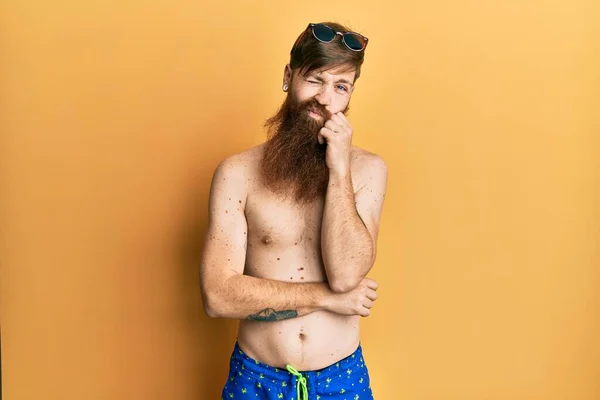 Hombre Pelirrojo Con Barba Larga Usando Traje Baño Gafas Sol — Foto de Stock
