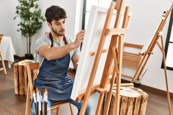 Genç İspanyol ressam resim stüdyosunda yoğunlaşmıştı.