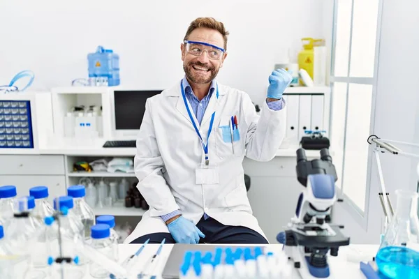 Homem Meia Idade Trabalhando Laboratório Cientista Sorrindo Com Rosto Feliz — Fotografia de Stock