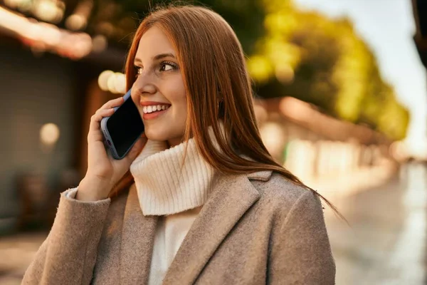 Jong Roodharig Meisje Glimlachen Gelukkig Praten Smartphone Stad — Stockfoto