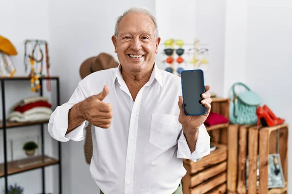 Älterer Mann Mit Smartphone Laden Lächelt Glücklich Und Positiv Daumen — Stockfoto
