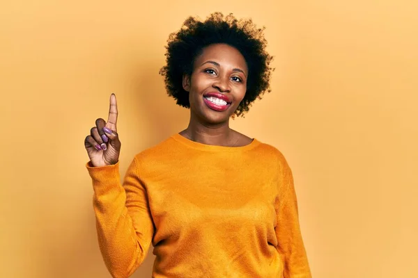 Молодая Африканская Американка Повседневной Одежде Показывающая Пальцем Успешную Идею Взволнован — стоковое фото