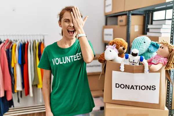 Mulher Branca Bonita Vestindo Shirt Voluntária Doações Stand Cobrindo Olho — Fotografia de Stock