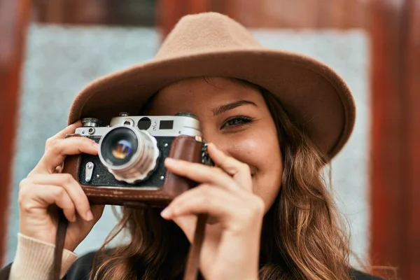 Νεαρή Ισπανίδα Τουρίστρια Χαμογελά Ευτυχισμένη Χρησιμοποιώντας Παλιά Κάμερα Στην Πόλη — Φωτογραφία Αρχείου