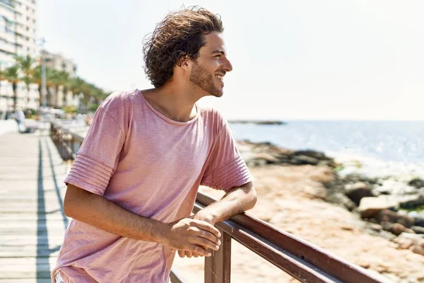 Ung Latinamerikansk Man Ler Lycklig Stående Stranden — Stockfoto