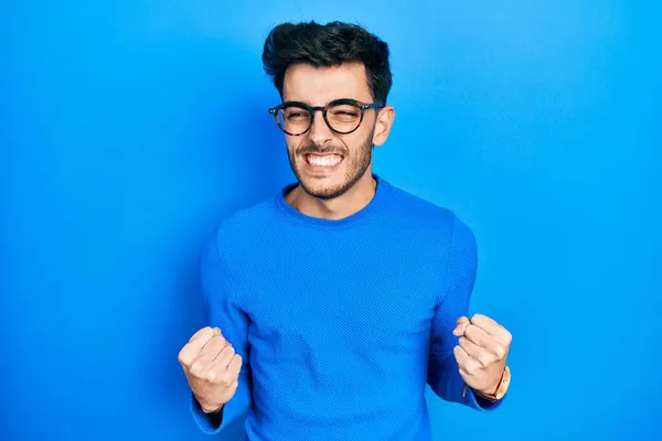 Jovem Hispânico Vestindo Roupas Casuais Óculos Muito Feliz Animado Fazendo — Fotografia de Stock